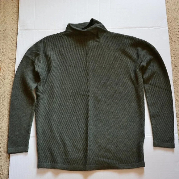 Denver Hayes  Knit Sweater Pair - Picture 3 of 11